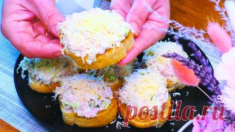 Бутерброды с тунцом. Бутерброды с тунцомДля начала приготовим начинку.Нам понадобится одна баночка тунца в собственном соку.С тунца сливаем жидкость, перекладываем рыбу в блюдо и разминаем на более мелкие кусочки.Капусту нарезаем тоненькими брусочками. Добавляем капусту к тунцу.Два отваренных вкрутую яйца очищаем и натираем на крупной тёрке.Добавляем яйца в миску.Зелёный лук мелко нарезаем. Отправляем в миску.Добавляем соль по вкусу, я добавляю треть чайной ложки соли, чёрный перец по вкусу и…