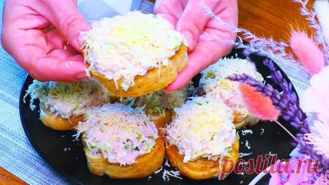 Бутерброды с тунцом. Бутерброды с тунцомДля начала приготовим начинку.Нам понадобится одна баночка тунца в собственном соку.С тунца сливаем жидкость, перекладываем рыбу в блюдо и разминаем на более мелкие кусочки.Капусту нарезаем тоненькими брусочками. Добавляем капусту к тунцу.Два отваренных вкрутую яйца очищаем и натираем на крупной тёрке.Добавляем яйца в миску.Зелёный лук мелко нарезаем. Отправляем в миску.Добавляем соль по вкусу, я добавляю треть чайной ложки соли, чёрный перец по вкусу и…