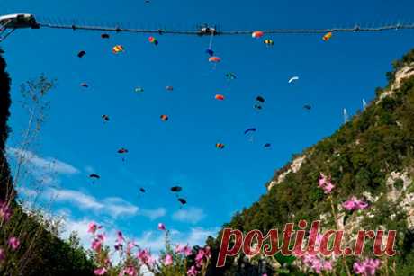 В Сочи парашютисты массово спрыгнули с моста и установили мировой рекорд. В Сочи парашютисты одновременно спрыгнули с самого длинного в России подвесного пешеходного моста и установили мировой рекорд. Об этом сообщает ГТРК «Вести Сочи». В массовом прыжке приняли участие 28 парашютистов. Рекорд был зафиксирован в рамках фестиваля бейсджампинга, который прошел в Сочи с 8 по 10 октября.