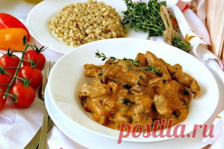 СВИНИНА ПО-СТРОГАНОВСКИ С ГРИБАМИ:
свинина (вырезка), грибы, лук репчатый, каперсы, томатная паста, сметана, сливки молочные, пара веточек тимьяна, горчица.