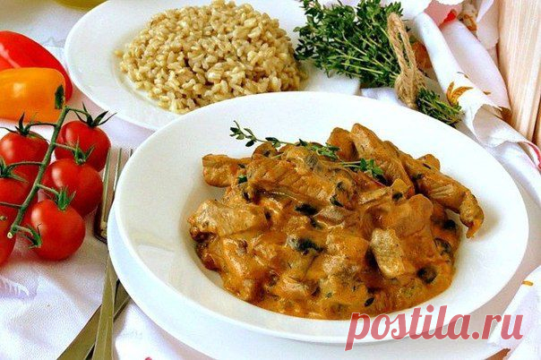 СВИНИНА ПО-СТРОГАНОВСКИ С ГРИБАМИ:
свинина (вырезка), грибы, лук репчатый, каперсы, томатная паста, сметана, сливки молочные, пара веточек тимьяна, горчица.