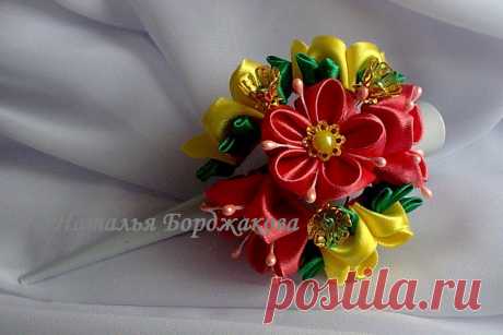 Выполнен в японской технике Tsumami Kanzashi.
Около 400 лет назад у японок появилась мода на сложные причёски, требовавшие использования различных шпилек, гребней, специальных палочек. Разумеется, ни одна женщина не захочет ограничиваться простым деревянным или костяным гребнем, а пожелает по мере сил его украсить. И потому из примитивного утилитарного предмета гребень в волосах японок превратился в фантастический аксессуар, одновременно  роскошный и изысканный.