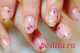 Рисуем цветы на ногтях: разнообразие вариантов, использование шаблона, пошаговая инструкция выполнения работы и правила нанесения рисунка на ногти Цветы украшают нашу жизнь. Девушки любят цветы в любых вариациях: живые, искусственные, в качестве принта на платье или же рисунка на ногтях. Чтобы украсить свои руки красивым маникюром, не нужно идти в салон. Все можно сделать дома самостоятельно. О том, как рисовать цветы на ногтях, читайте ниже. Сложные цветы  Если вы професс...