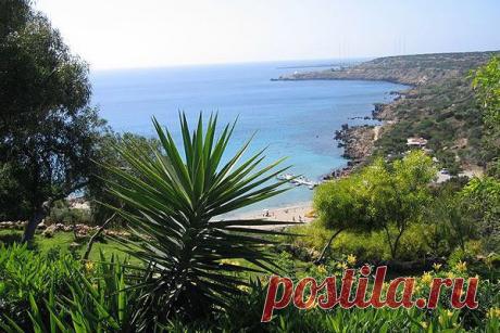 Кипр - это яркое солнце, ласковое бирюзовое море, белые песчаные пляжи и целая россыпь красивых легенд о сказочном острове, по которому когда-то ходили боги. По своей величине, этот участок суши является третьим в Средиземном море. Его длинна, составляет 240 км, а ширина 100 км. В качестве ближайших соседей островного государства выступают Египет, Турция и Сирия.