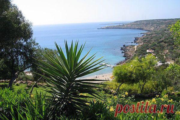 Кипр - это яркое солнце, ласковое бирюзовое море, белые песчаные пляжи и целая россыпь красивых легенд о сказочном острове, по которому когда-то ходили боги. По своей величине, этот участок суши является третьим в Средиземном море. Его длинна, составляет 240 км, а ширина 100 км. В качестве ближайших соседей островного государства выступают Египет, Турция и Сирия.