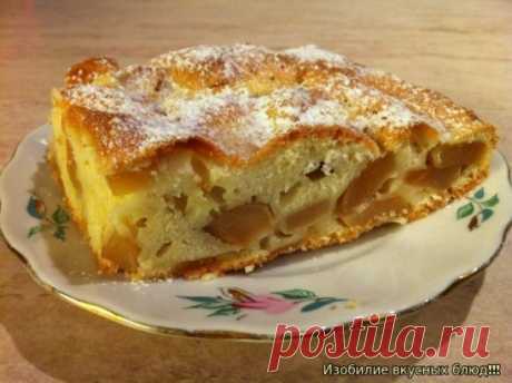 Очень вкусная шарлотка-лентяйка. 
Шарлоткой сейчас никого не удивишь... Но эта какая-то особенная! Такая мягкая-мягкая, влажная... хотя по виду и не скажешь... Вкусна как в теплом так и в холодном виде! Готовится проще простого! Попробуйте, если еще не пробовали!