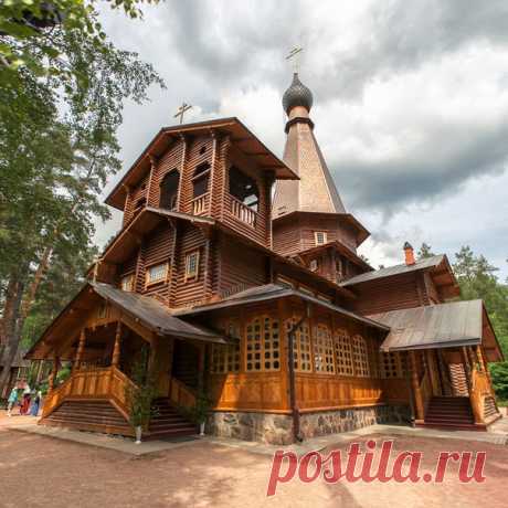 ЭКСКУРСИЯ «ВЫРИЦА: ДАЧНАЯ СТОЛИЦА РОССИЙСКОЙ ИМПЕРИИ» 
______________________ 
24 СЕНТЯБРЯ В 10:30 

Мы неустанно расширяем границы наших путешествий по окрестностям Петербурга. На сей раз мы приглашаем вас в Вырицу, которая сохранила очарование дореволюционной дачной местности. 

Перед 1917 годом Вырица была крупнейшей дачной колонией под Петербургом, где селились зажиточные купцы, чиновники средней руки, рядовые граждане российской столицы. 

На экскурсии мы узнаем, как ...