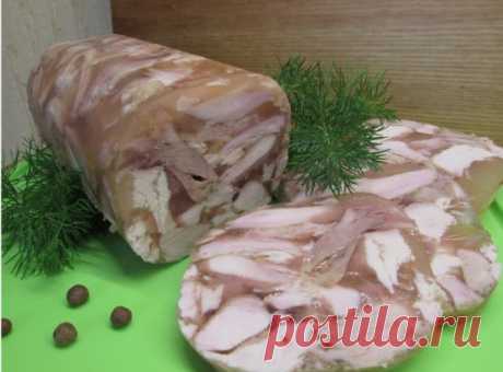 Сальтисон из курицы
Ингредиенты:
1 кг куриной грудки
3-4 зубка чеснока
1 ст. л. паприки
1 ч. л. куркумы
100 гр сладко-острого соуса чили
60 гр желатина
3 ст. л. воды
соль, перец.
Приготовление:
Грудку очистить от пленки и жира. Нарезать небольшими кубиками. Добавить все специи и хорошо перемешать.
Смешать с желатином и холодной водой.
Выложить массу в форму 10*20 см ( у меня силиконовая ). Плотно закрыть форму фольгой.
Выпекать в разогретой духовке при 170 *С 50-60 минут.
Остудить и поместить