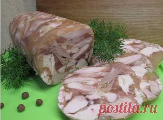 Сальтисон из курицы
Ингредиенты:
1 кг куриной грудки
3-4 зубка чеснока
1 ст. л. паприки
1 ч. л. куркумы
100 гр сладко-острого соуса чили
60 гр желатина
3 ст. л. воды
соль, перец.
Приготовление:
Грудку очистить от пленки и жира. Нарезать небольшими кубиками. Добавить все специи и хорошо перемешать.
Смешать с желатином и холодной водой.
Выложить массу в форму 10*20 см ( у меня силиконовая ). Плотно закрыть форму фольгой.
Выпекать в разогретой духовке при 170 *С 50-60 минут.
Остудить и поместить