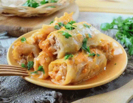Запеченные голубцы в кетчупе и сметане
Продукты:
Мясной фарш — 300 гр
Рис — ⅔ стак.
Кочан капусты
Кетчуп — 150 гр
Сметана — 200 гр
2 ст. л. растительного масла
300 мл мясного бульона
Лук репчатый — 2 шт.
Морковь — 1 шт.
Перец и соль — по вкусу
свежая петрушка или укроп— по вкусу
Лавровый лист — 1 шт.
·Приготовление:
Подготавливаем ингредиенты. Отвариваем в немного подсоленной воде рис до готовности.
Приступаем к приготовлению фарша. Пропускаем через мясорубку мясо (можно использовать готовый фар