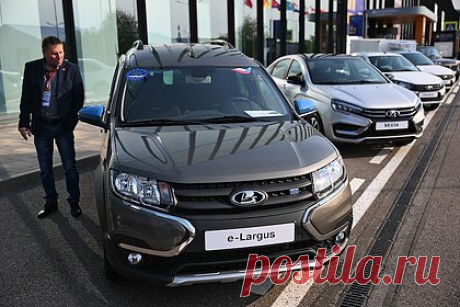 «АвтоВАЗ» возобновил производство популярной модели. «АвтоВАЗ» возобновил производство Lada Largus в Тольятти. Автомобили этой популярной модели не выпускались с лета 2022 года. В августе компания намерена произвести 650 машин в различных модификациях. Также «АвтоВАЗ» собирается начать выпуск машинокомплектов для опытной партии электромобилей Lada e-Largus.