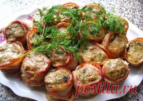 Буржуй в телогрейке — это блюдо настоящая бомба. Вкус просто объедение, а аромат стоит такой, что даже самый сытый не сможет удержаться. К тому же готовятся они очень просто. 

Шаг 1 
Для начала нарежьте лук мелкими кубиками, и обжарьте его на растительном масле, до золотистой корочки. Фарш солите, перчите по вкусу. 

Шаг 2 
Из хлеба вынимаем всю мякоть и замачиваем ее в молоке. По желанию вместо молока можно использовать сливки. Сыр трем на мелкой терке. Зелень и чеснок о...