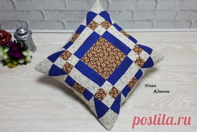 Маленькие обрезки ткани превращаются в красивую диванную подушку. Подробный мастер класс и схема лоскутного рисунка.