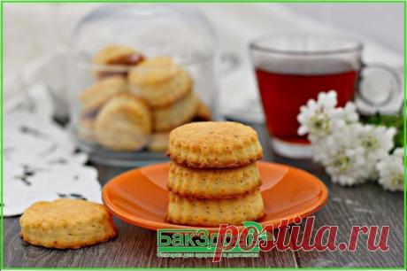 ПЕЧЕНЬЕ ИЗ ТВОРОГА И СМЕТАНЫ

Ингредиенты:
Домашний творог - 200 г.
Сметана 10% - 150 г.
Сахар - 100 г.
Мука в/с - 300-400 г.
Ванильный сахар - 0,5 пакетика.
Сода - 0,5 ч. л. (погасить уксусом).
Соль - щепотка.

Приготовление:
1) В творог добавить сметану и соль, сахар, ванильный сахар, соду, гашеную уксусом. Тщательно все перемешать и всыпать просеянную муку.
2) Замесить плотное, но мягкое, чуть липнущее тесто и сформировать печенье.
3) Выложить печенье на противень, заст...