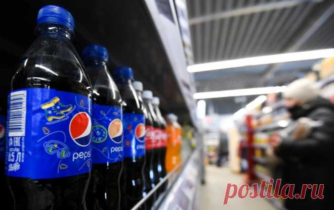 PepsiCo прекратила производство Pepsi, 7UP и Mountain Dew в России Американская корпорация PepsiCo полностью прекратила производство Pepsi, 7UP и Mountain Dew в России, сообщил Reuters со ссылкой на ее представителя. Как отмечает агентство, компания выступила с официальным заявлением после того, как его журналисты посетили десятки гипермаркетов, розничных магазинов и спортивных залов в Москве и за ее пределами и обнаружили в них напитки Pepsi, произведенные в России в июле...