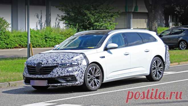 Универсал Renault Talisman приоткрыл свой новый облик Ревизии подверглись фары, противотуманки, бампер. Решётка радиатора, по идее, тоже. Но эта, заклеенная, на вид не слишком отличается от прошлой.Фотошпионы