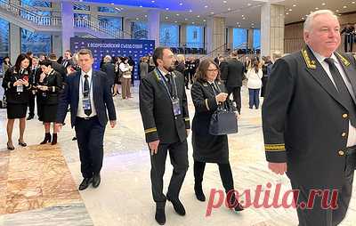 Судьи будут носить новое обмундирование на торжественных мероприятиях. Комплект служебного обмундирования для мужчин состоит из кителя, брюк, галстука и фуражки, у женщин вместо брюк юбка, вместо фуражки шляпка
