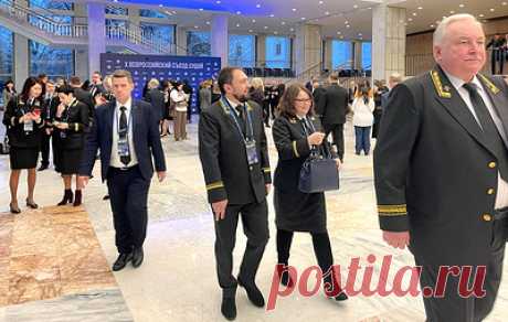 Судьи будут носить новое обмундирование на торжественных мероприятиях. Комплект служебного обмундирования для мужчин состоит из кителя, брюк, галстука и фуражки, у женщин вместо брюк юбка, вместо фуражки шляпка