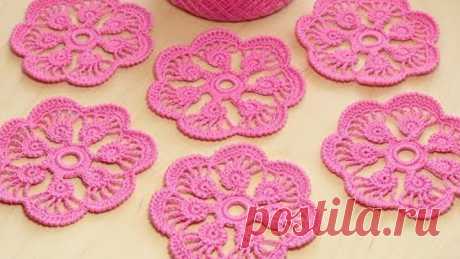 Crochet flower tutorial ЦВЕТОК с лепестками из шнура гусеничка ВЯЗАНИЕ КРЮЧКОМ Вязание крючком ажурного мотива с элементами из шнура гусеничка. Обучающее видео по вязанию крючком для новичков. 
Автор ролика: Уроки ВЯЗАНИЯ Литке Татьяны