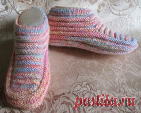 Тапочки (Вязание спицами) Тапочки спицами //pagead2.googlesyndication.com/pagead/js/adsbygoogle.js (adsbygoogle = window.adsbygoogle || []).push({}); Автор Надежда Токаренко На спицы №3 набираю 59 петель.Вяжу полой резинкой…