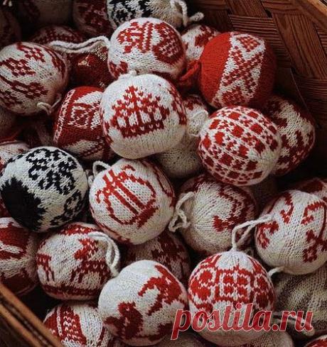 Вязаные спицами шары на елку. Схемы
