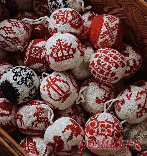 Вязаные спицами шары на елку. Схемы