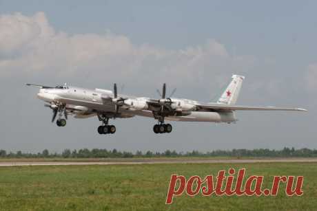 Построенные Ту-95 различных модификаций находились на вооружении до начала 1990-х гг., пройдя целый ряд крупных модификационных и модернизационных работ по двигателям, составу вооружения и оборудованию. На базе серийных Ту-95КМ в 1970–1980-е гг. были созданы ракетоносцы Ту-95К-22 – носители ракет Х-22Н.