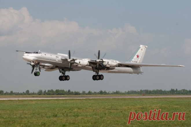 Построенные Ту-95 различных модификаций находились на вооружении до начала 1990-х гг., пройдя целый ряд крупных модификационных и модернизационных работ по двигателям, составу вооружения и оборудованию. На базе серийных Ту-95КМ в 1970–1980-е гг. были созданы ракетоносцы Ту-95К-22 – носители ракет Х-22Н.
