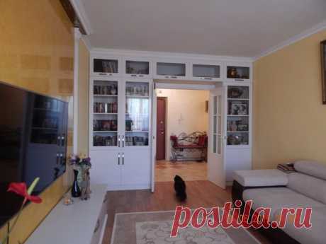 Гостиная: &quot;янтарные&quot; стены, пилястры, книжный портал