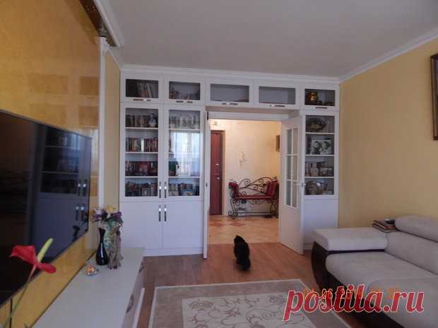 Гостиная: "янтарные" стены, пилястры, книжный портал