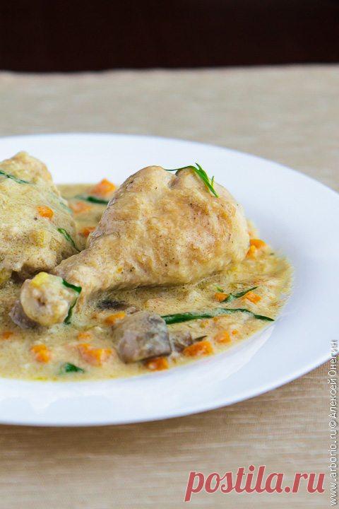 Рецепт фрикасе из курицы Настоящее фрикасе из курицы - это нежное мясо в деликатном белом соусе, где на первый план выходит игра вкусовых полутонов, а также качество исходных продуктов.