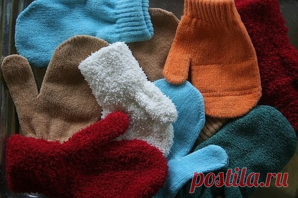 Милые снеговички из ненужных варежек  
