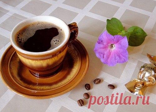 День начинается – 
кофейным ароматом… 
Покрыто пенкою 
напитка волшебство… 
И коль смотреть 
Показать полностью…