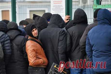 В Россию начали заманивать трудовых мигрантов. Российские рестораторы начали активно завлекать на работу трудовых мигрантов из стран СНГ. Из-за дефицита специалистов, который сложился за последний год из-за роста курса валют и подорожания авиаперелетов, сети стали активно заманивать поваров, официантов, курьеров и сборщиков заказов.