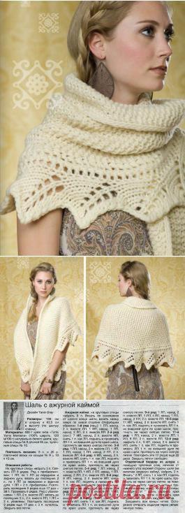 Теплая вязаная шаль спицами из белой шерсти.