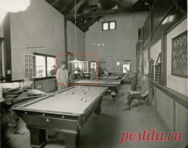 Если внимательно приглядеться к этой фотографии, сделанной в 1920-х годах в кемпинге «Оверленд-парк», штат Колорадо, можно заметить, что в бильярдную заглянул непарнокопытный зритель. Находящийся неподалеку город Денвер обустроил этот кемпинг площадью 65 гектаров, чтобы размещать стремительно растущий поток колесящих на машинах по американскому Западу туристов. В «Оверленд-парке», кроме бильярдной и танцевального зала, вмещавшего 500 танцоров, был «общественный клуб для клиентов кемпинга на 26…
