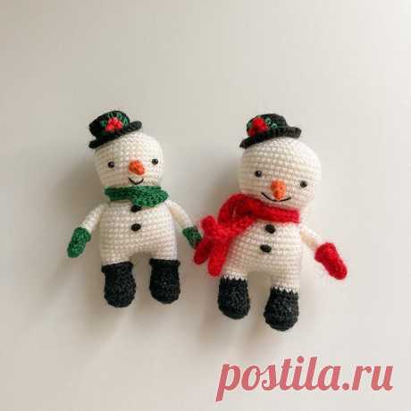 PDF Снеговик крючком. FREE crochet pattern; Аmigurumi toy patterns. Амигуруми схемы и описания на русском. Вязаные игрушки и поделки своими руками #amimore - маленький снеговик к Новому году, снеговичок в шляпе и с шарфом.