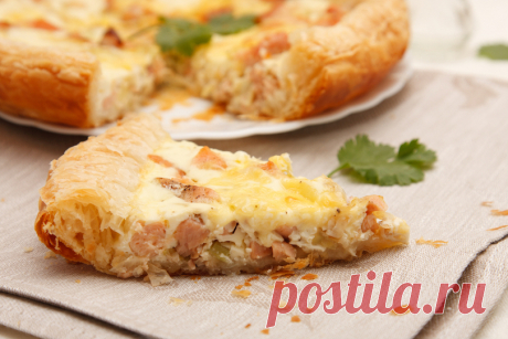 Torta salata al salmone: deliziosa e profumata! La torta salata con salmone è semplicemente perfetta, un manicaretto da servire in qualsiasi occasione e molto semplice da preparare. Ecco la ricetta!