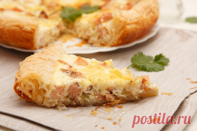 Torta salata al salmone: deliziosa e profumata! La torta salata con salmone è semplicemente perfetta, un manicaretto da servire in qualsiasi occasione e molto semplice da preparare. Ecco la ricetta!