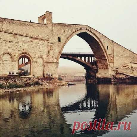 Malabad Bridge, Sasno jur River, Sasun.
Мост Малабади.
Построен через реку Батман в Сильване поблизости от города Диярбакыра. Это арочный каменный мост, известный самыми широкими пролетами среди всех подобных каменных мостов мира. Построен в 1147 году. Выстроенный из цветного камня мост имеет длину 150 и ширину 7 метров, расстояние от уровня воды до уровня арки составляет 19 метров. По обеим сторонам моста находились строения с помещениями для укрытия караванщиков и путешественников.