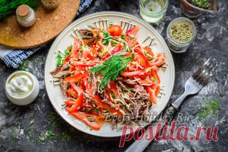 Салат Гвардейской с мясом, помидорами и перцем