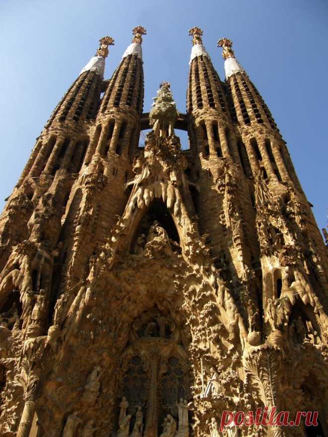 «Антонио Гауди. Храм Святого Семейства (La Sagrada Familia) в Барселоне. Архитектурный стиль: неоготика и модерн. Строительство 1882 г.—настоящее время годы» — карточка пользователя avoknerasip в Яндекс.Коллекциях