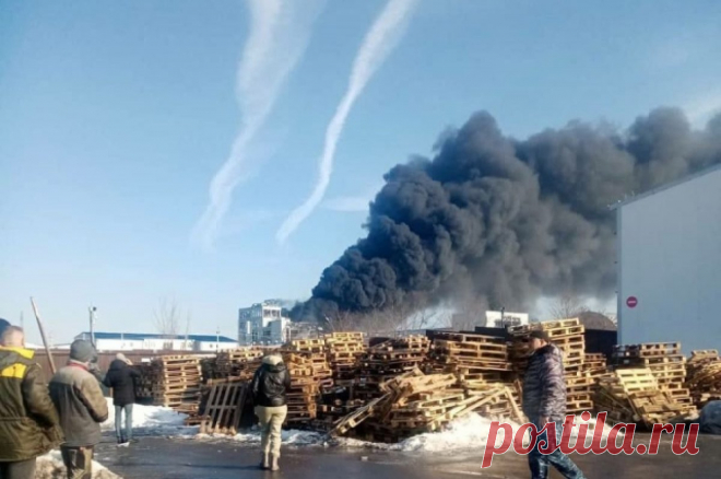 Рабочий завода в Шахтах заявил, что причиной взрыва мог стать удар по гайке. По его словам, три человека числятся пропавшими без вести.