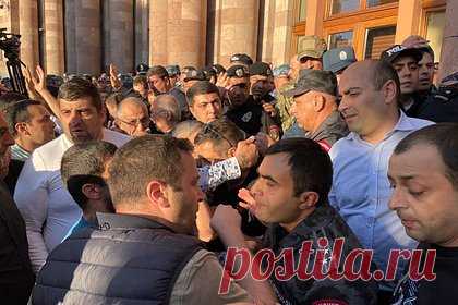 Стычки с полицией и призывы к отставке Пашиняна. Как армяне отреагировали на военную операцию Азербайджана в Карабахе. Утром 19 сентября Министерство обороны Азербайджана начало «локальные антитеррористические мероприятия» на территории непризнанной Нагорно-Карабахской республики. После этого Ереван захлестнули массовые протесты против премьер-министра Никола Пашиняна.