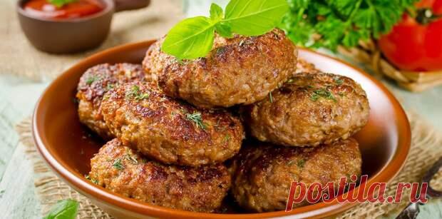 Котлеты с секретом: рецепт любимого блюда из детского сада - Будет вкусно - Медиаплатформа МирТесен Вы вот что любили в детском саду больше всего: гороховый суп или картофельную запеканку? У сына редактора «Мела» Людмилы Чирковой любимое блюдо — котлеты, но не простые, а с секретом. Их рецептом мы и делимся со всеми, кто соскучился по детскому саду. В этом году мой младший сын выпустился - 26 августа - 43378911550 - Медиаплатформа МирТесен