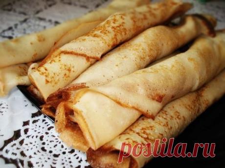 Тонкие блинчики 

Ингредиенты: 
- Молоко — 1 л 
- Мука — 2,5 стакана 
- Сахар — 2 ст. л. 
- Яйца — 2 шт. 
- Соль- щепотка 
- Подсолнечное масло 
- Сливочное масло по вкусу 

Приготовление: 
1. Разделить молоко на две части. Одну часть нагреваем на огне, чтобы молоко было теплым, но не горячим. Снимаем с огня, постепенно добавляем сахар, соль, муку, интенсивно помешивая венчиком до достижения однородной массы. 
2. В получившуюся смесь молока и муки добавить яйца, тщательно ...