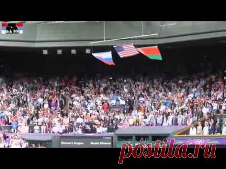 Флаг США падает под гимн России