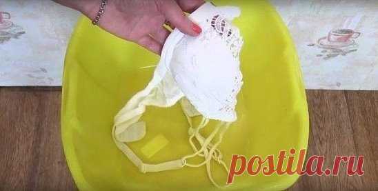 Как отбелить бюстгальтер 
 
ИНГРЕДИЕНТЫ 
 
2 ст. л. соли 
1 ст. л. соды 
1 ст. л. стирального порошка 
 
ПРИМЕНЕНИЕ 
 
Налей в тазик теплую воду, но не горячую. Добавь указанные ингредиенты и хорошенько перемешай, чтобы они растворились. 
как отбелить пожелтевший лифчик 
Оставь замачиваться лифчик на 15 минут — этого вполне достаточно. Если твое белье не в очень хорошем состоянии, то оставь его в воде на 30 минут, но не более. Затем постирай белье вручную, но сильно не три и не растягивай. 
как