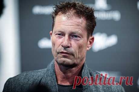 Тиль Швайгер рассказал об агрессии на фоне употребления алкоголя. Немецкий актер Тиль Швайгер рассказал о том, что стал агрессивным в период съемок сиквела «Рискованных гонок» из-за того, что много пил. Артист поведал, что из-за его чрезмерного потребления алкоголя у него начались конфликты с членами съемочной площадки, а также с сыном.
