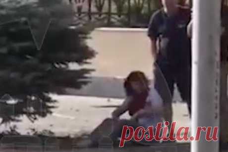 Очевидцы рассказали о моменте мощного взрыва в Таганроге. Жители Таганрога рассказали подробности о произошедшем в городе мощном взрыве. Одна из очевидцев, пожелавшая остаться анонимной, сообщила «Ленте.ру» о сильной ударной волне после взрыва. «Я находилась во дворе дома. Услышала сильный взрыв. Во дворе на машинах сработали сигнализации. Началась тряска», — добавила она.